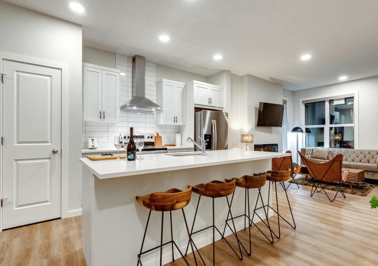 Neutral Living/6beds/4bedrooms+1bunos/with Basement And Fireplace/free Parking On Premises Holiday home Calgary