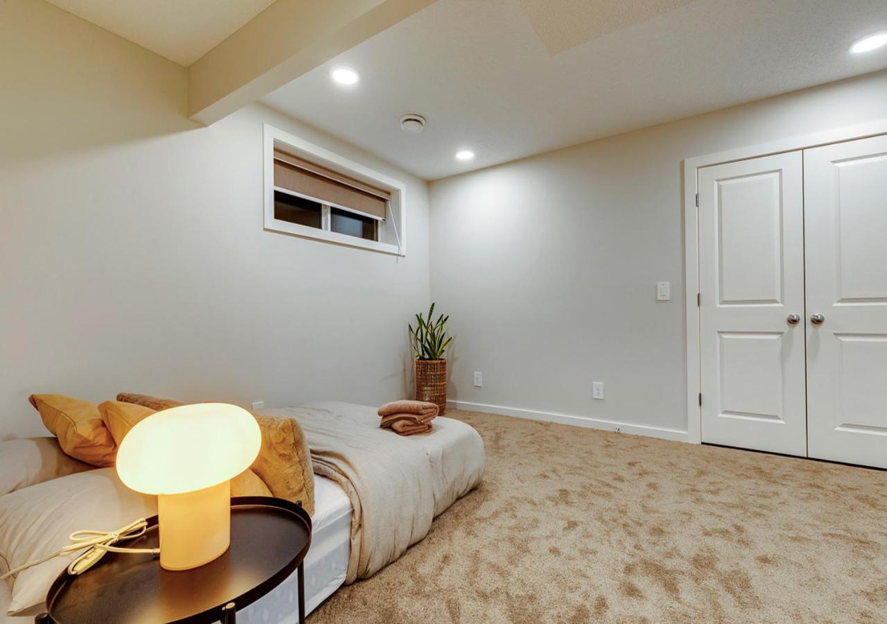 Neutral Living/6beds/4bedrooms+1bunos/with Basement And Fireplace/free Parking On Premises *