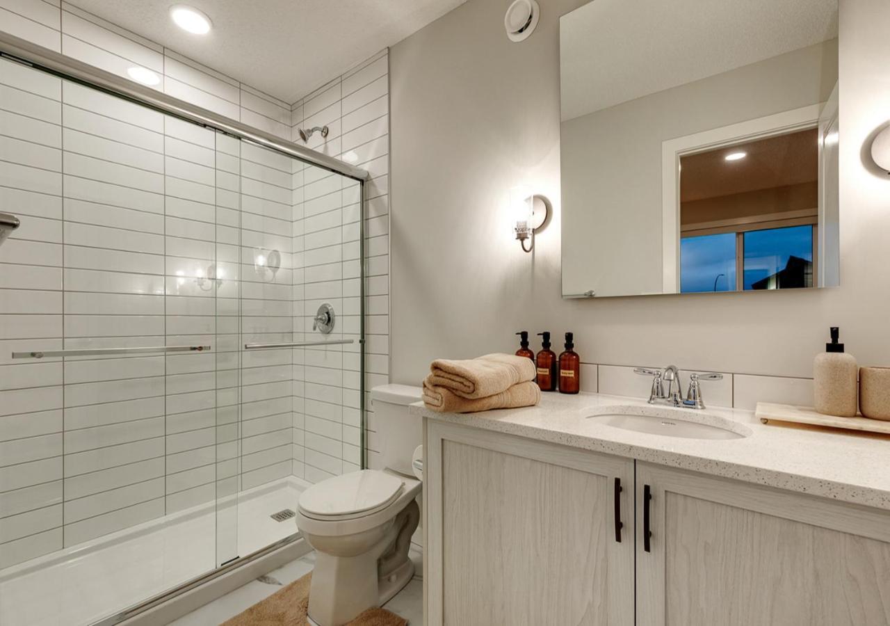 Neutral Living/6beds/4bedrooms+1bunos/with Basement And Fireplace/free Parking On Premises Calgary