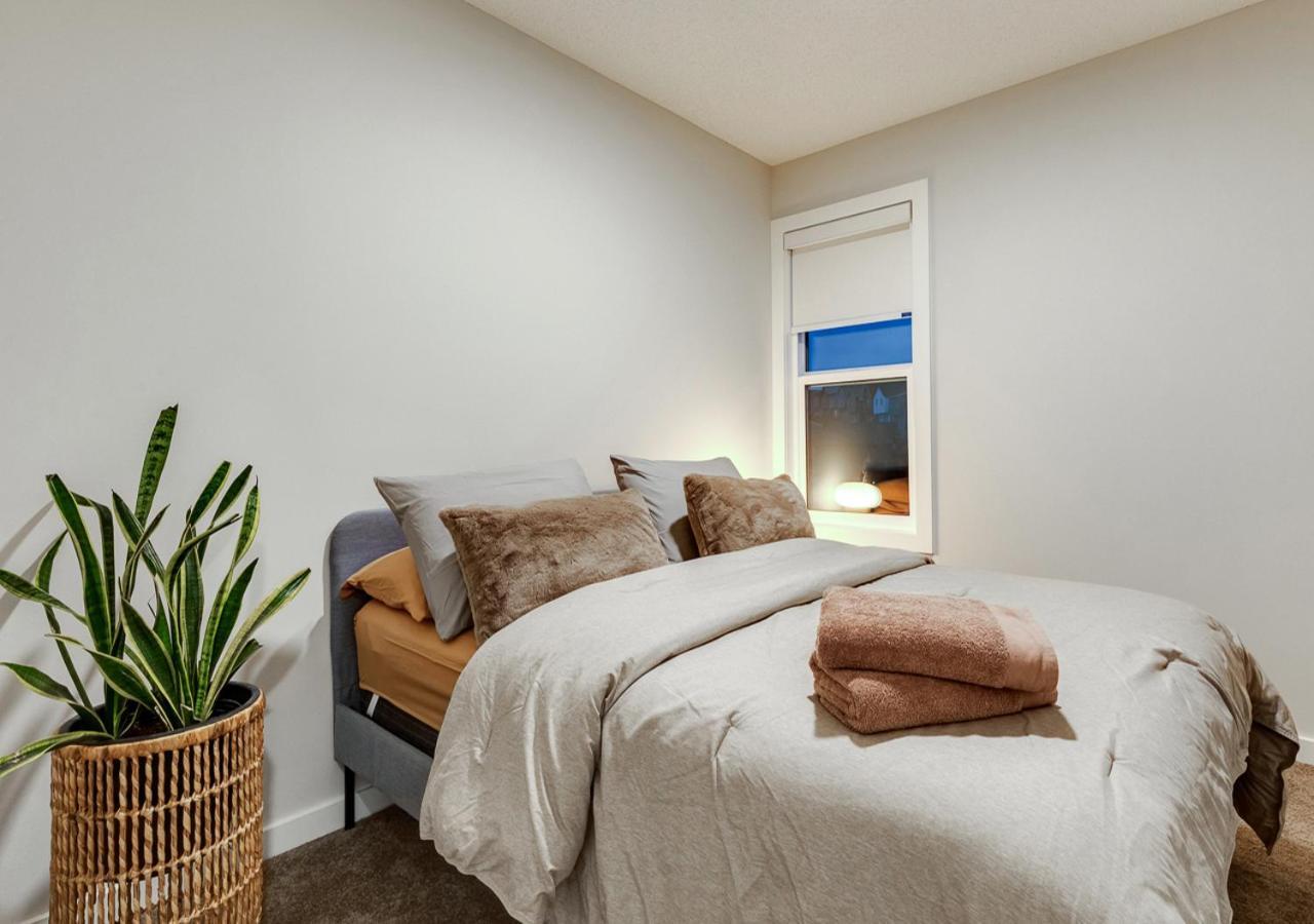 Neutral Living/6beds/4bedrooms+1bunos/with Basement And Fireplace/free Parking On Premises *