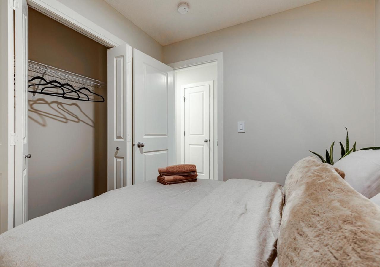 Neutral Living/6beds/4bedrooms+1bunos/with Basement And Fireplace/free Parking On Premises