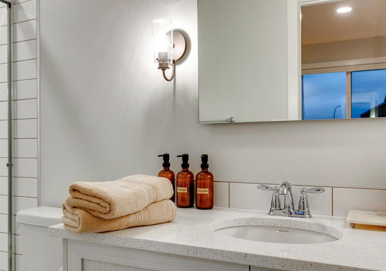 Neutral Living/6beds/4bedrooms+1bunos/with Basement And Fireplace/free Parking On Premises Holiday home Calgary