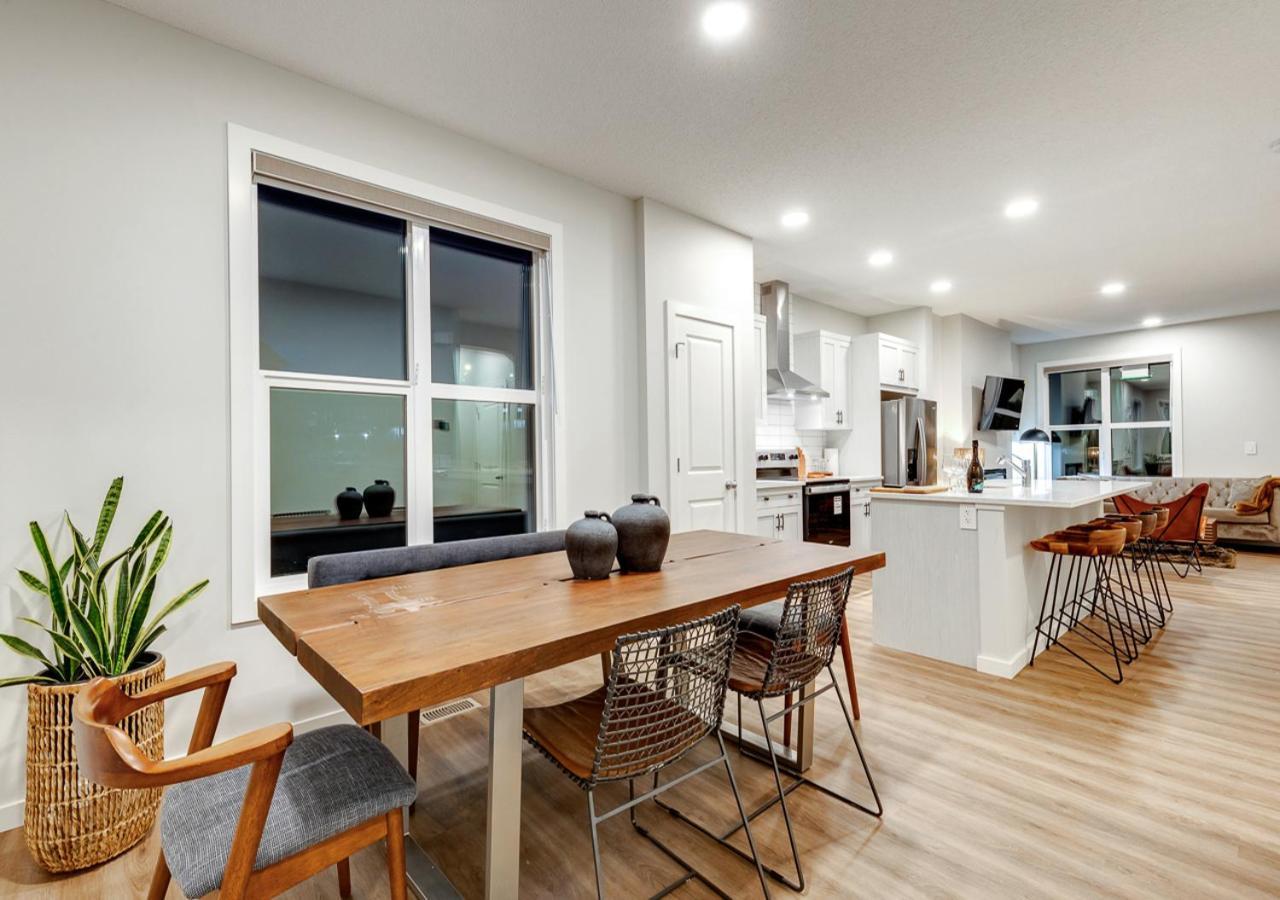 Neutral Living/6beds/4bedrooms+1bunos/with Basement And Fireplace/free Parking On Premises