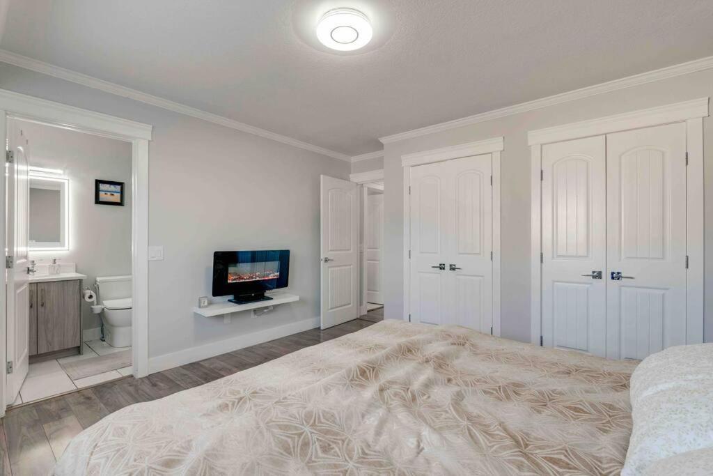 Chalet Rare Find Fully Renovated 6 Bedroom 3 Bath And Both Levels Calgary