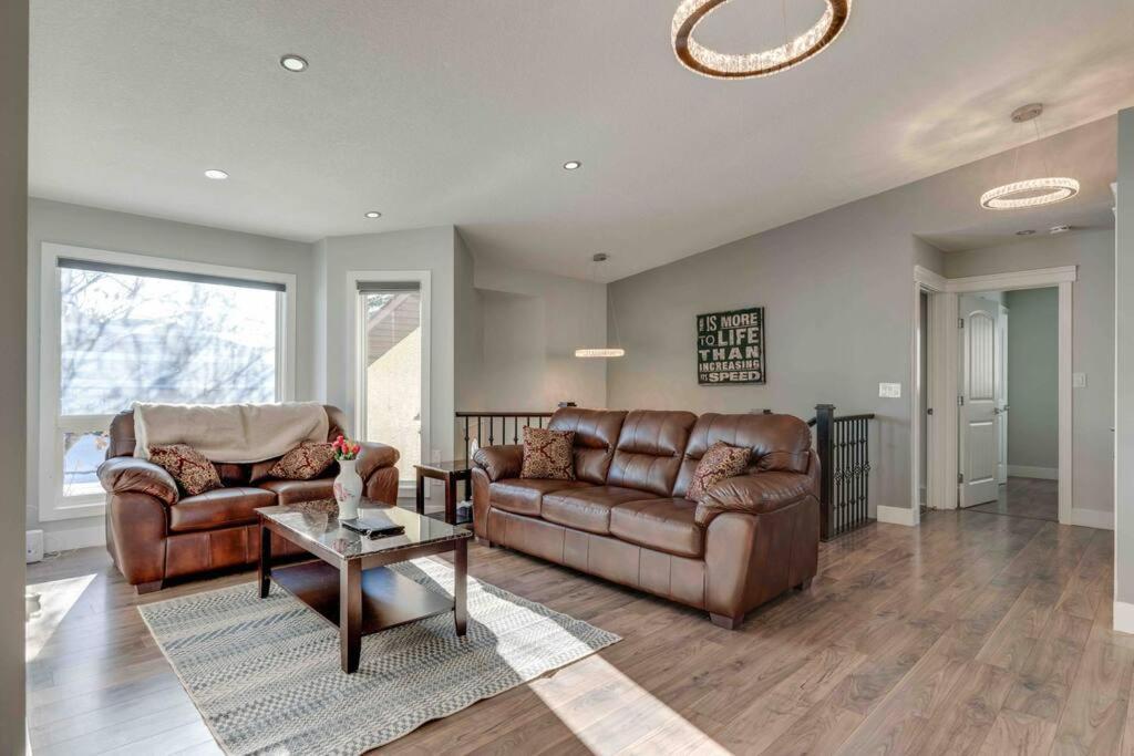 Chalet Rare Find Fully Renovated 6 Bedroom 3 Bath And Both Levels