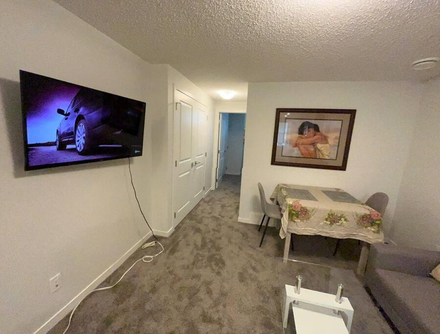 Apartment Brand New 4-bed House Calgary