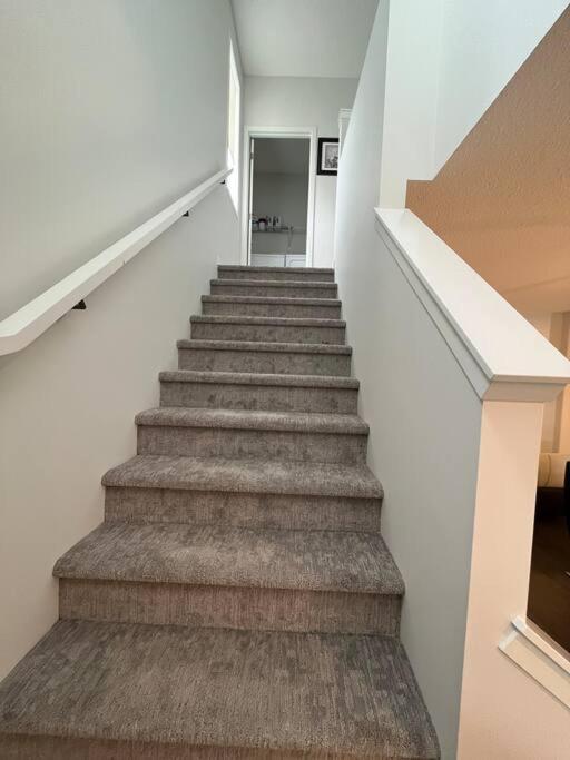 Brand New 4-bed House Apartment Calgary