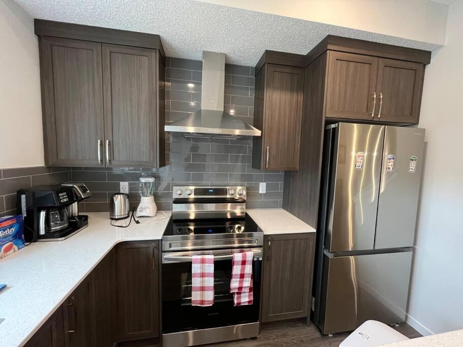 Brand New 4-bed House Apartment Calgary