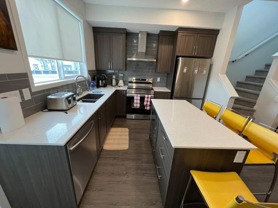 Apartment Brand New 4-bed House Calgary