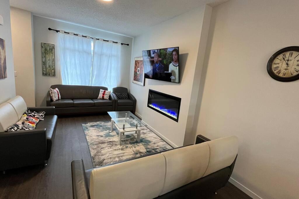 Brand New 4-bed House * Calgary