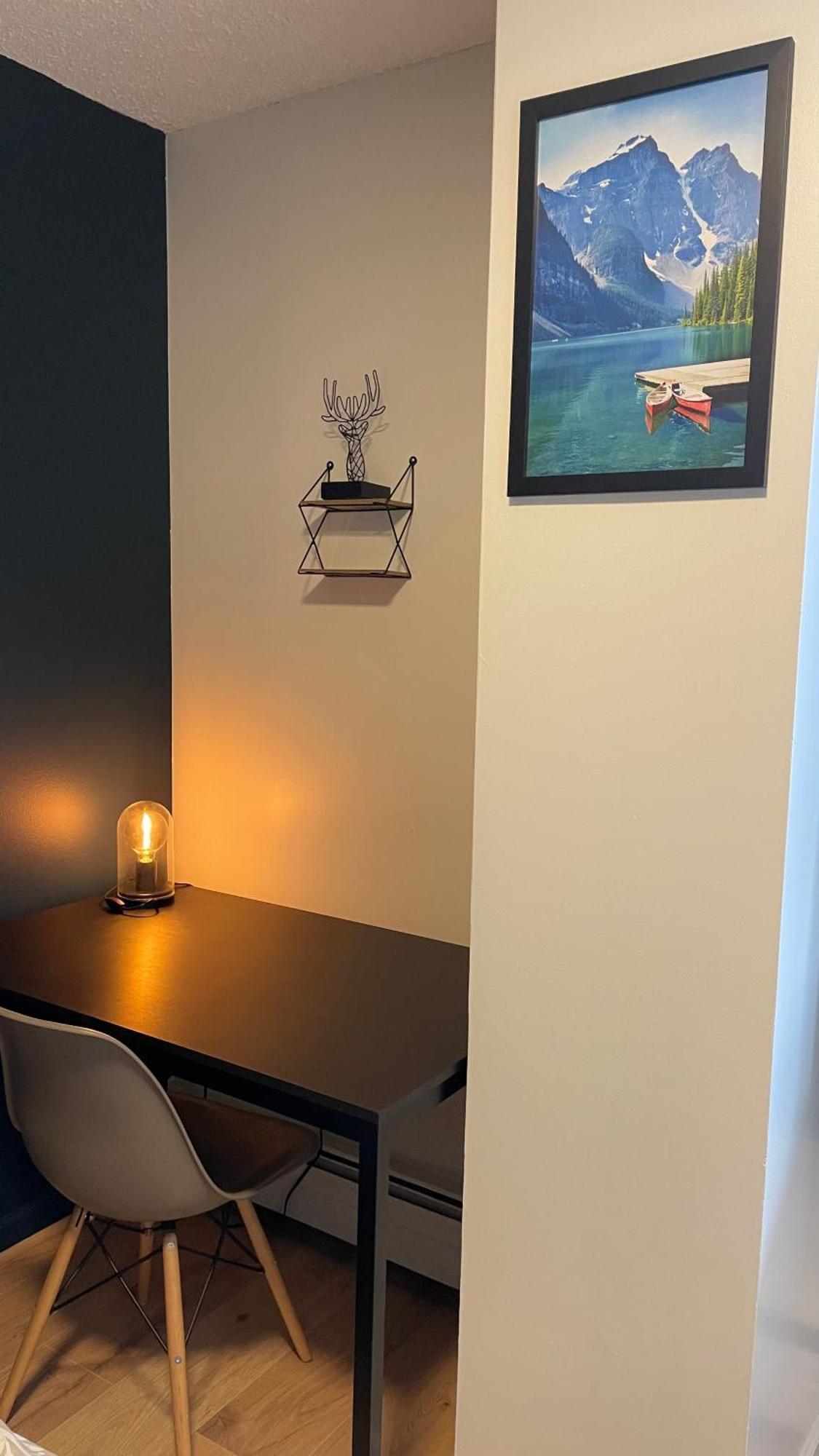 Cosy Place In Downtown With Free Parking - Self Entrance Homestay Calgary