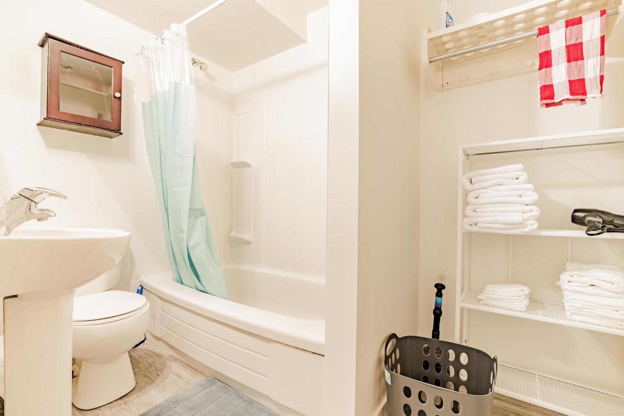 Walkout Basement Suite, 2 Bdr 4bd, Bright And Spacious Apartment Calgary