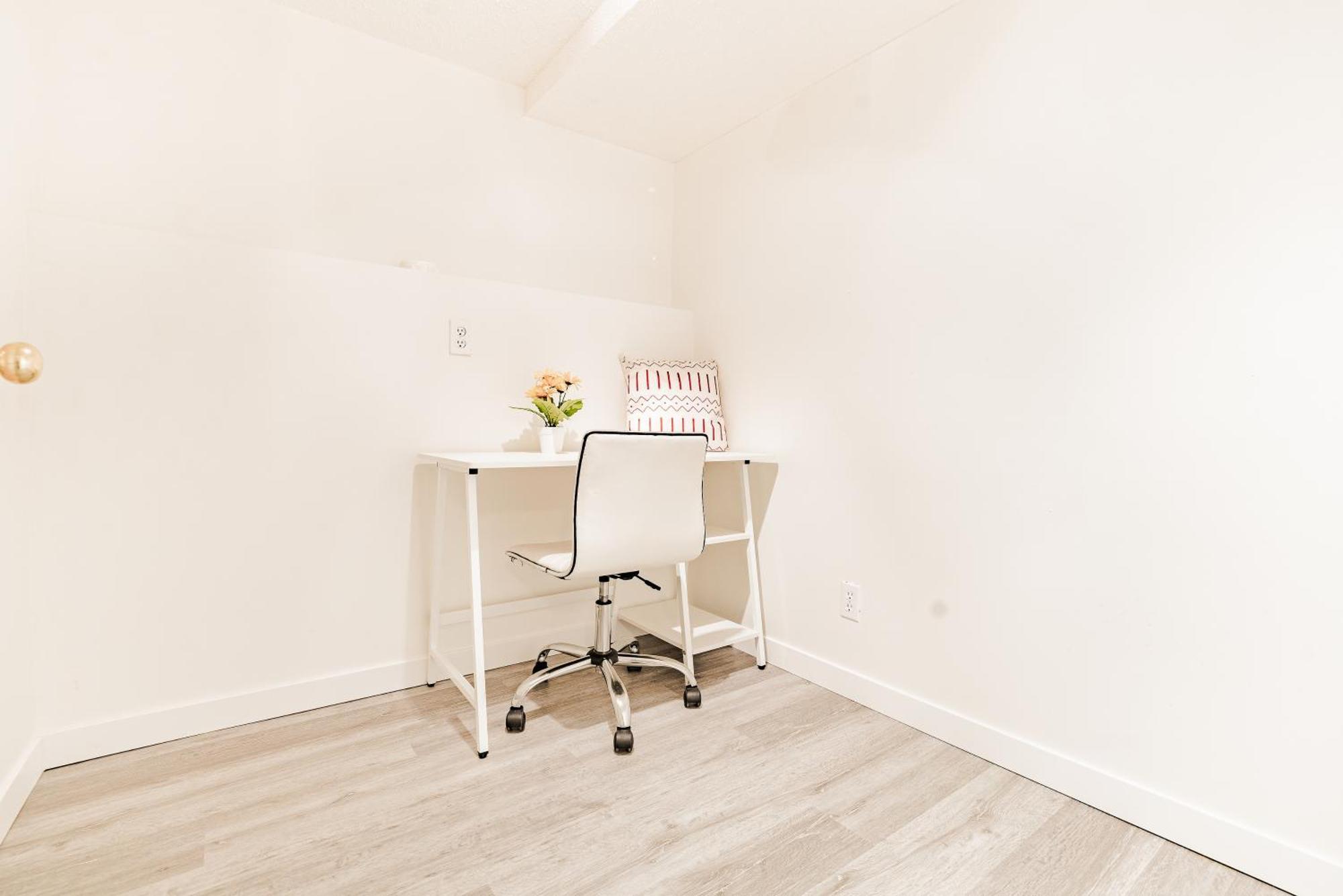 Walkout Basement Suite, 2 Bdr 4bd, Bright And Spacious Apartment