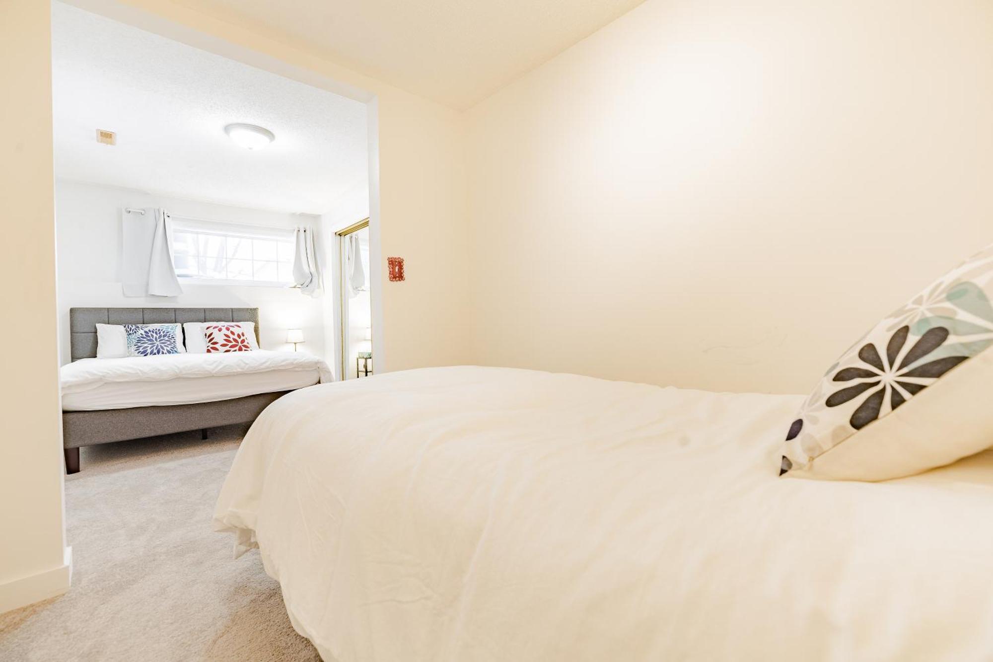 Walkout Basement Suite, 2 Bdr 4bd, Bright And Spacious Apartment Calgary
