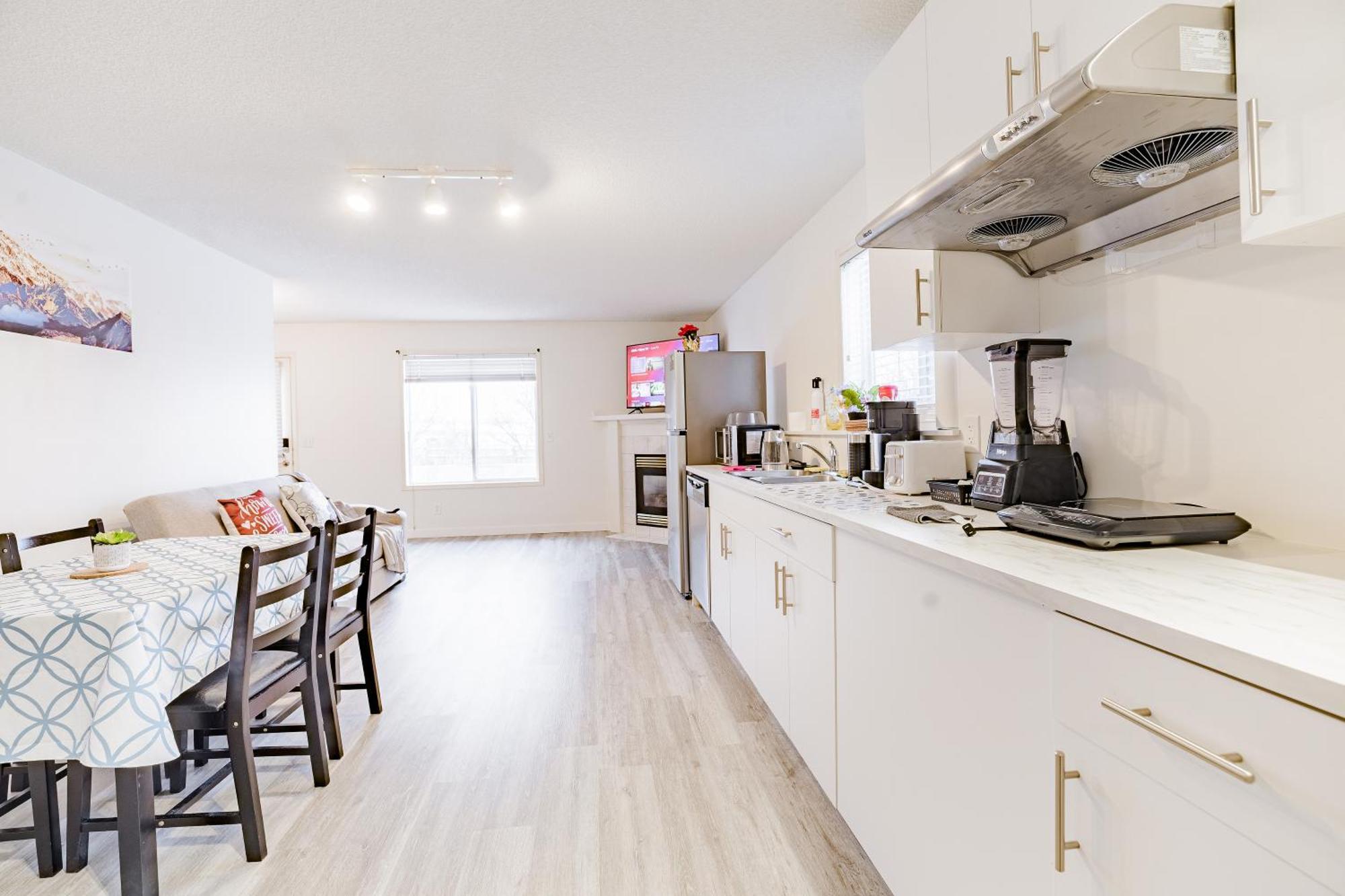 Apartment Walkout Basement Suite, 2 Bdr 4bd, Bright And Spacious