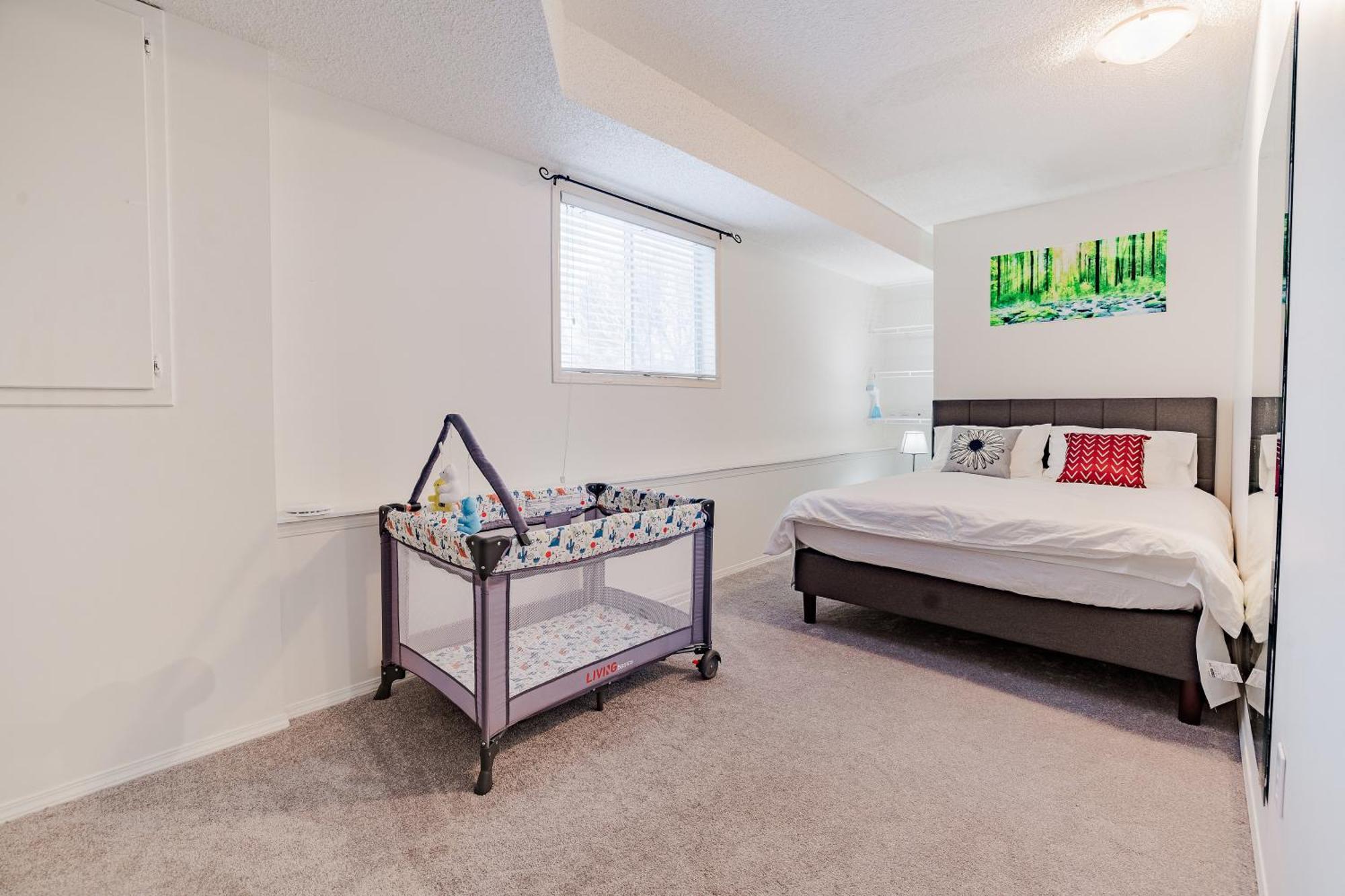 Apartment Walkout Basement Suite, 2 Bdr 4bd, Bright And Spacious *