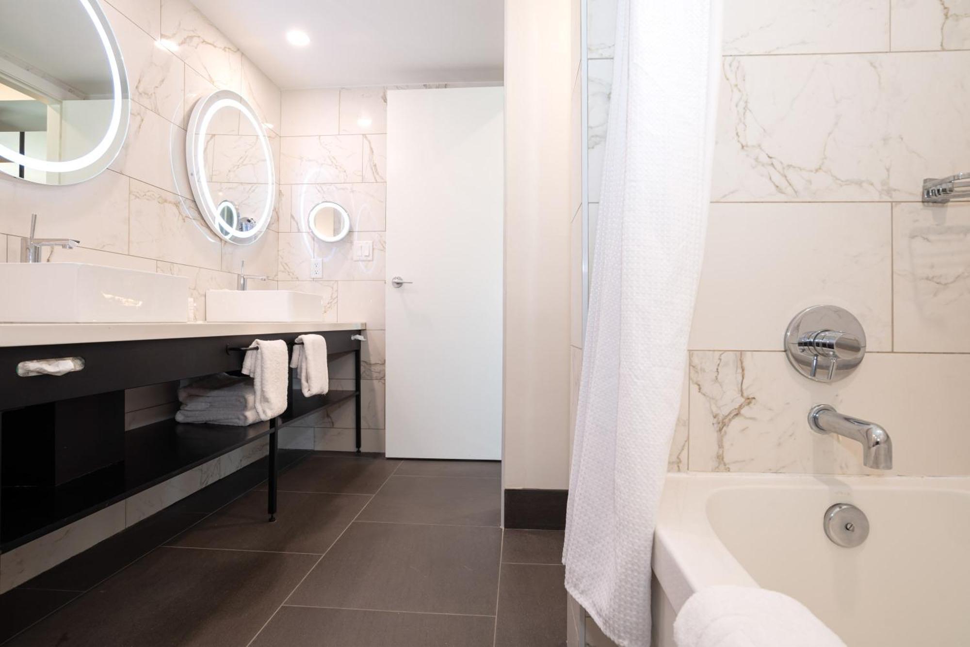 Sandman Signature Airport Hotel 4*