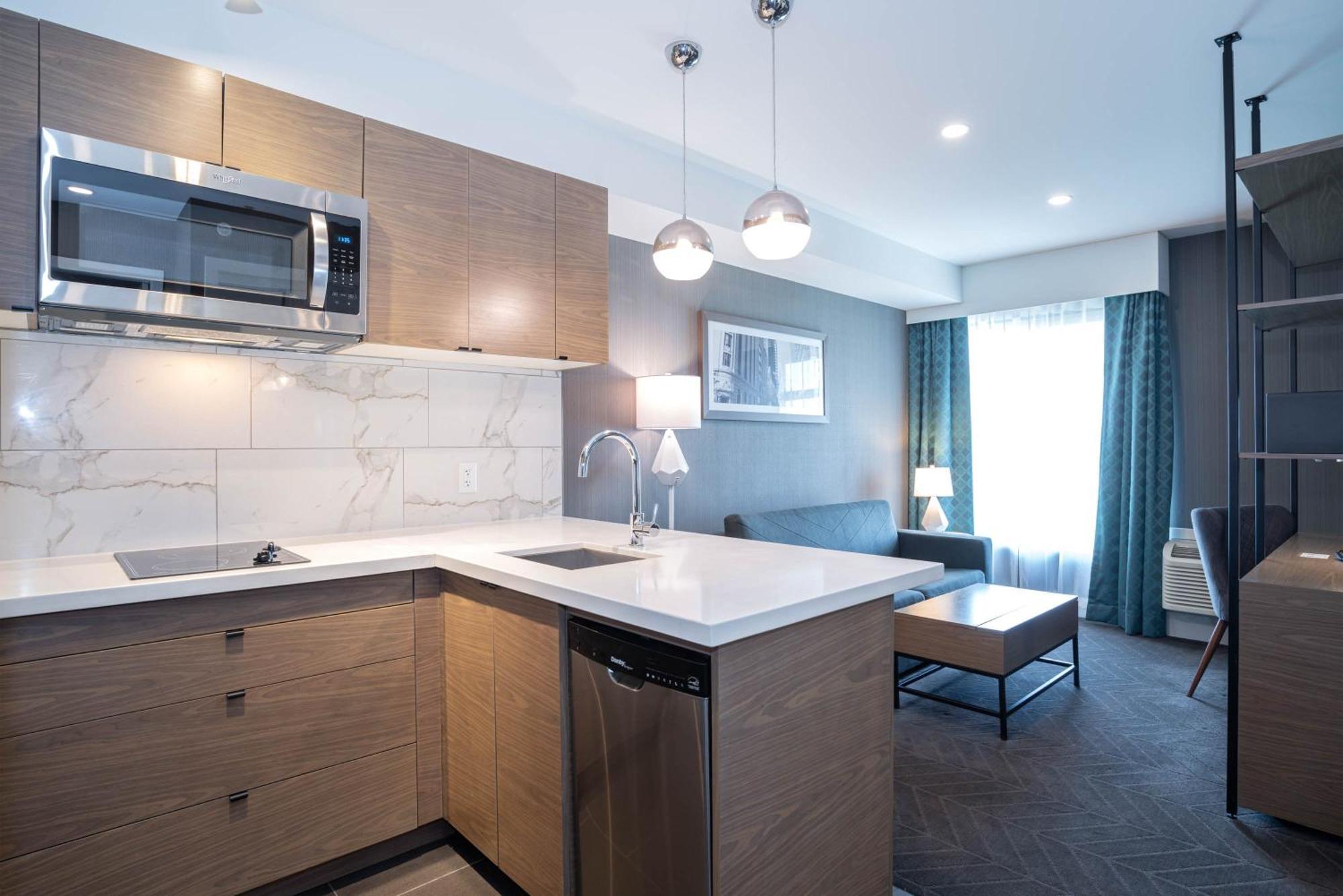 Sandman Signature Airport Hotel 4*