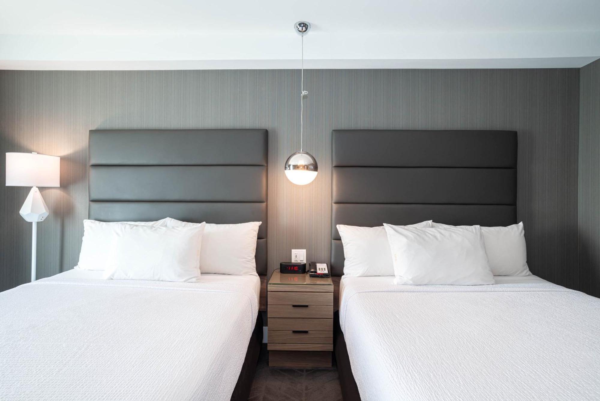 Hotel Sandman Signature Airport 4*