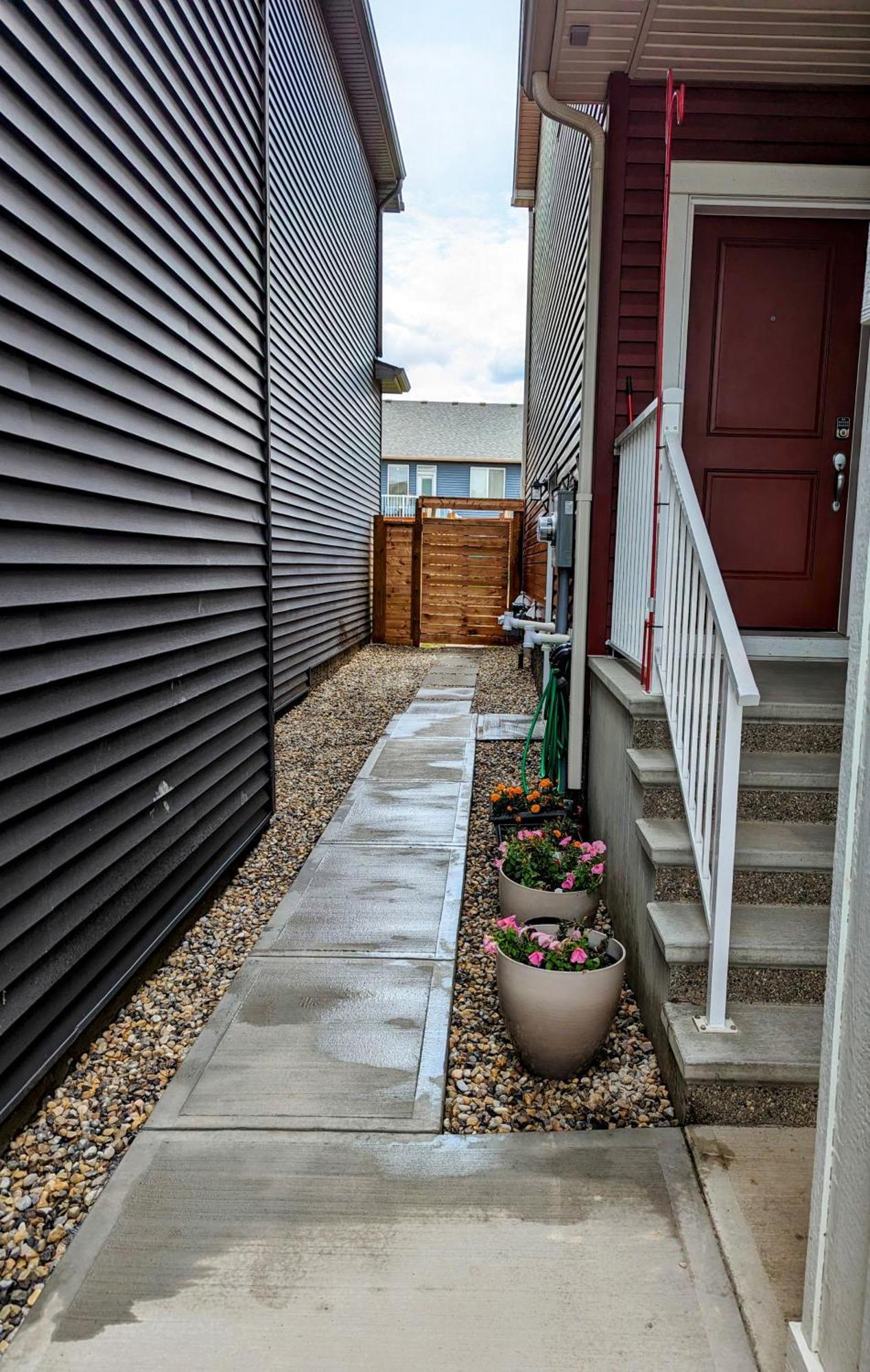 Livingston Howse Haven - A Simple & Cozy Private Two-bedroom Basement With Free Parking Calgary