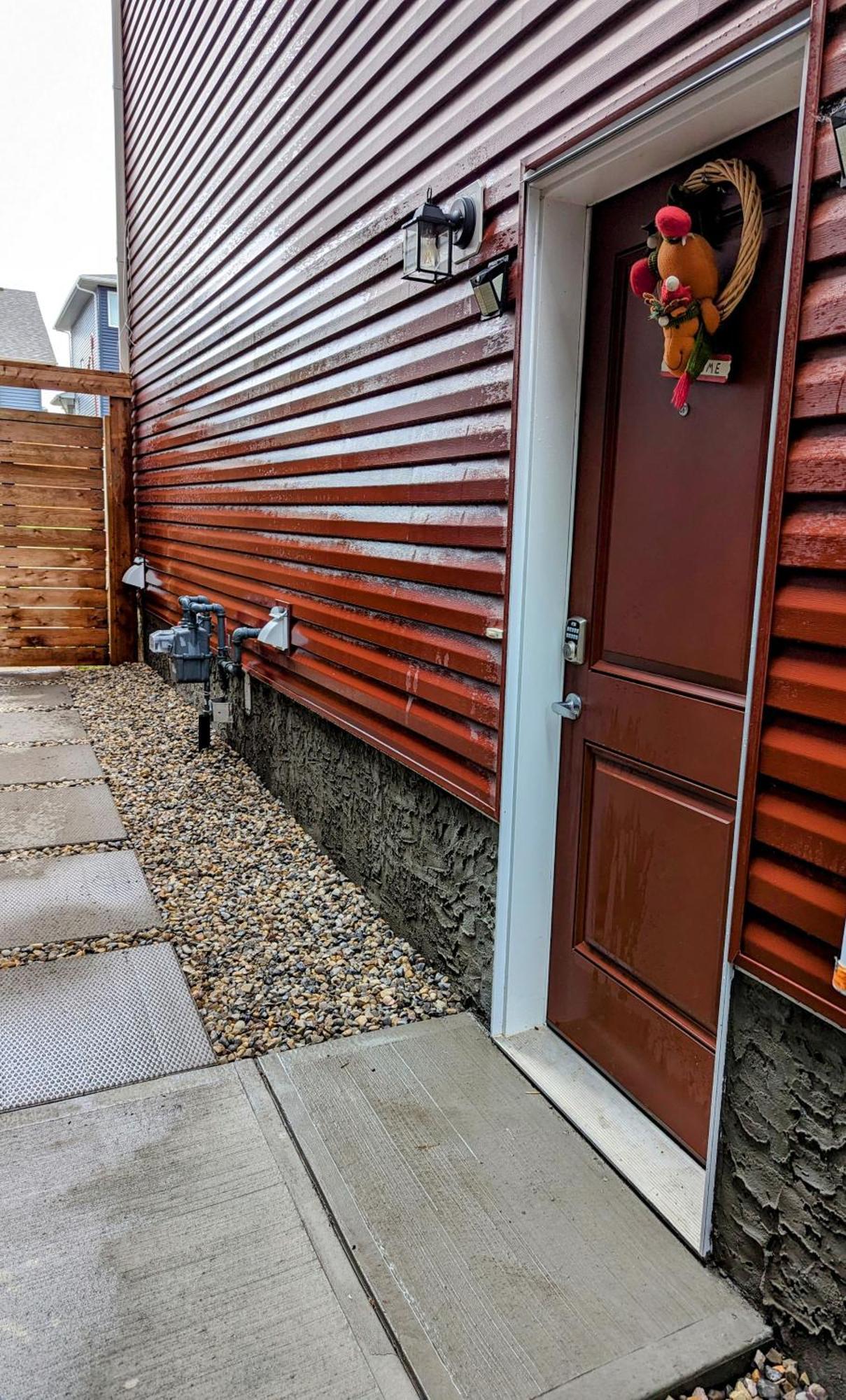 Livingston Howse Haven - A Simple & Cozy Private Two-bedroom Basement With Free Parking *