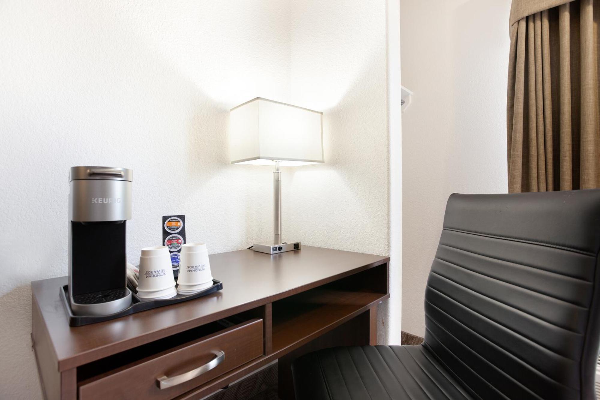 Super 8 By Wyndham Shawnessy Area Calgary