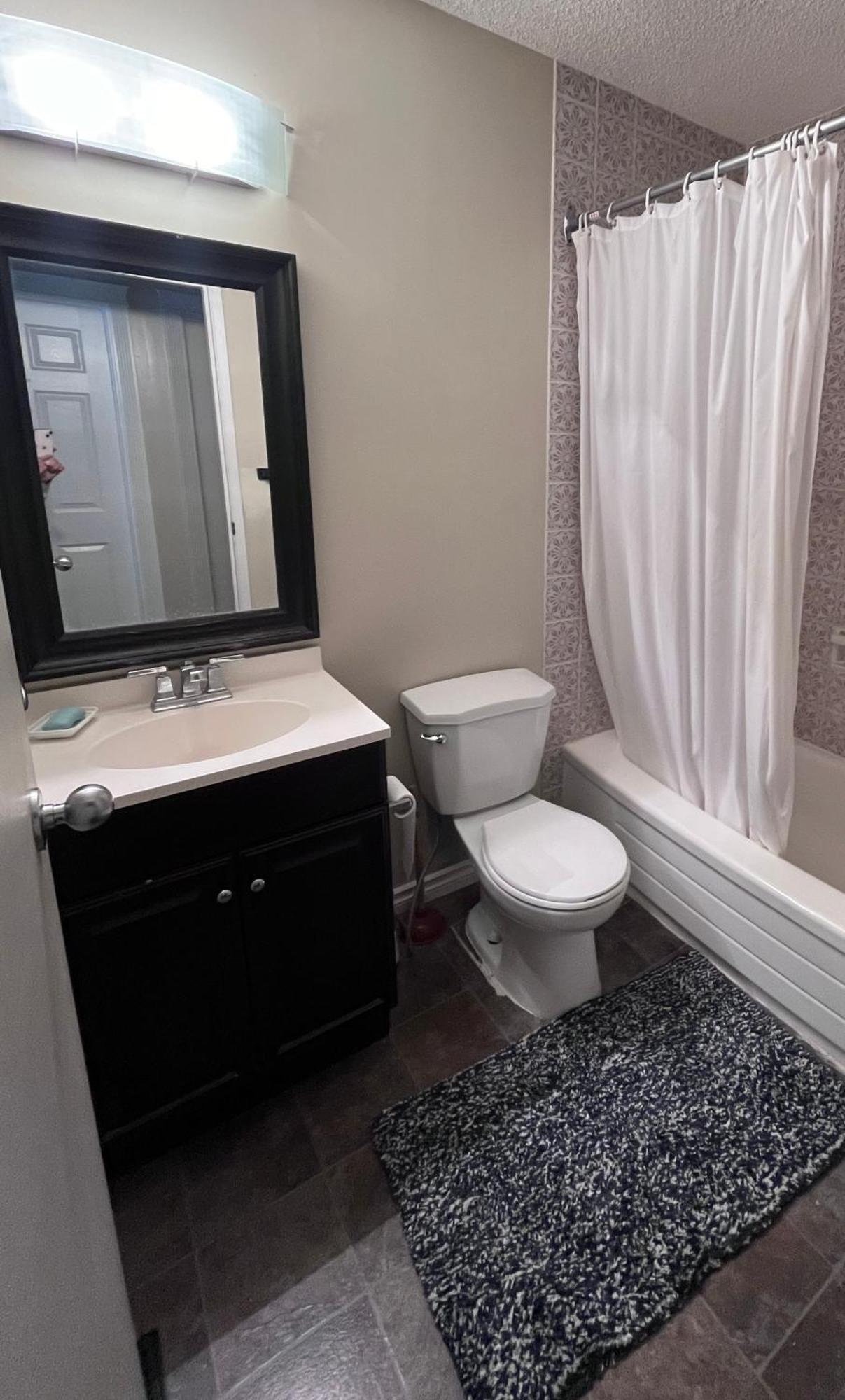 Calgary-banff House Close Lrt&dt&free Parking Homestay