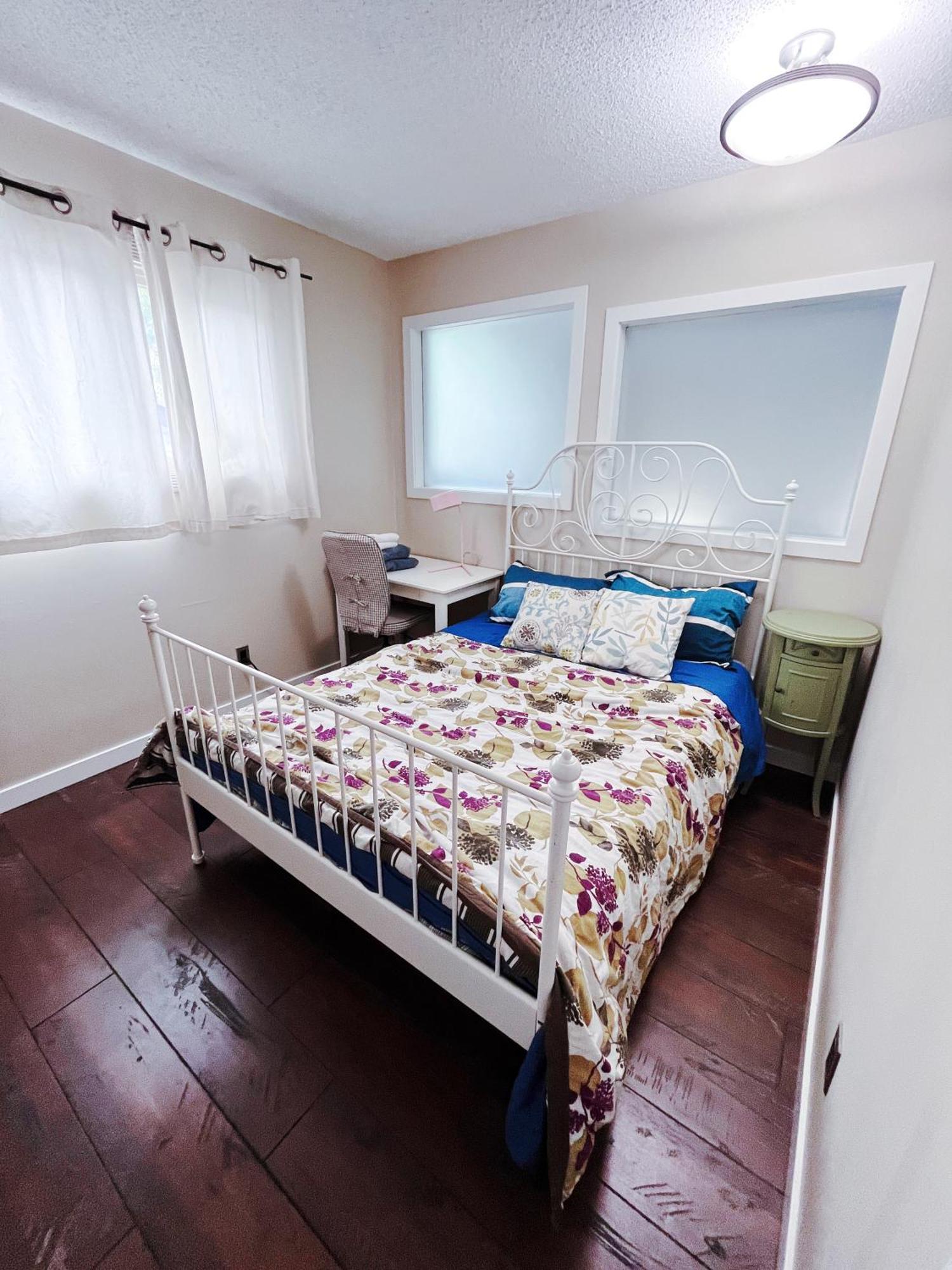 Homestay Calgary-banff House Close Lrt&dt&free Parking Calgary