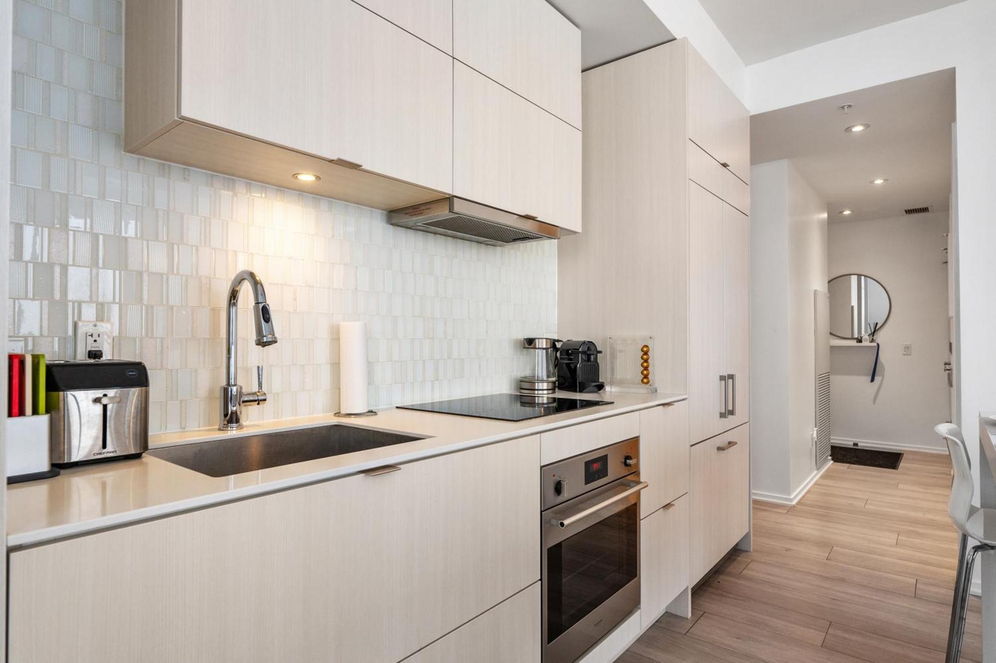 Apartment And Parking Near Stampede Calgary