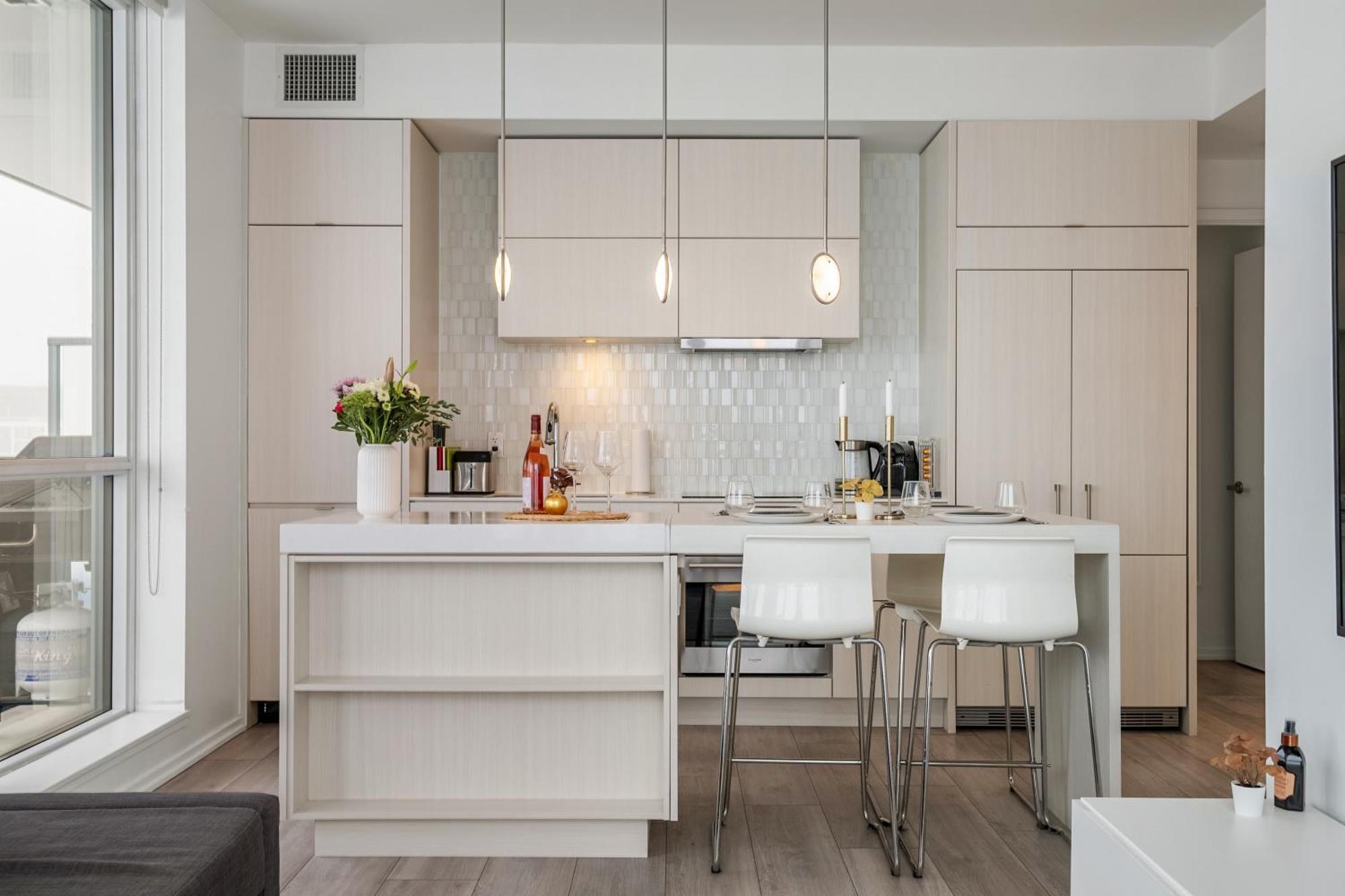 Apartment And Parking Near Stampede *