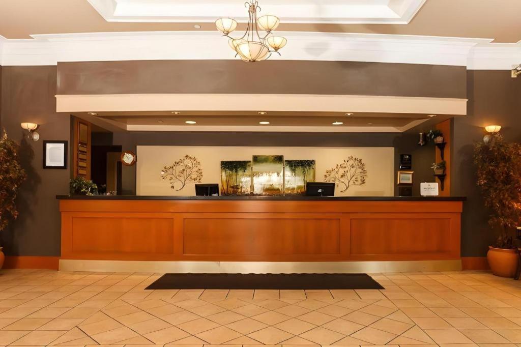 Hotel The Glenmore & Convention Centre Calgary