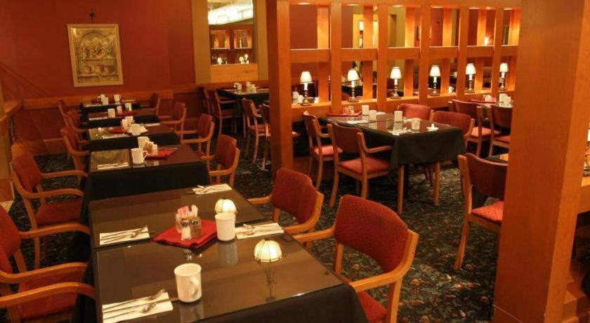Hotel The Glenmore & Convention Centre 3*