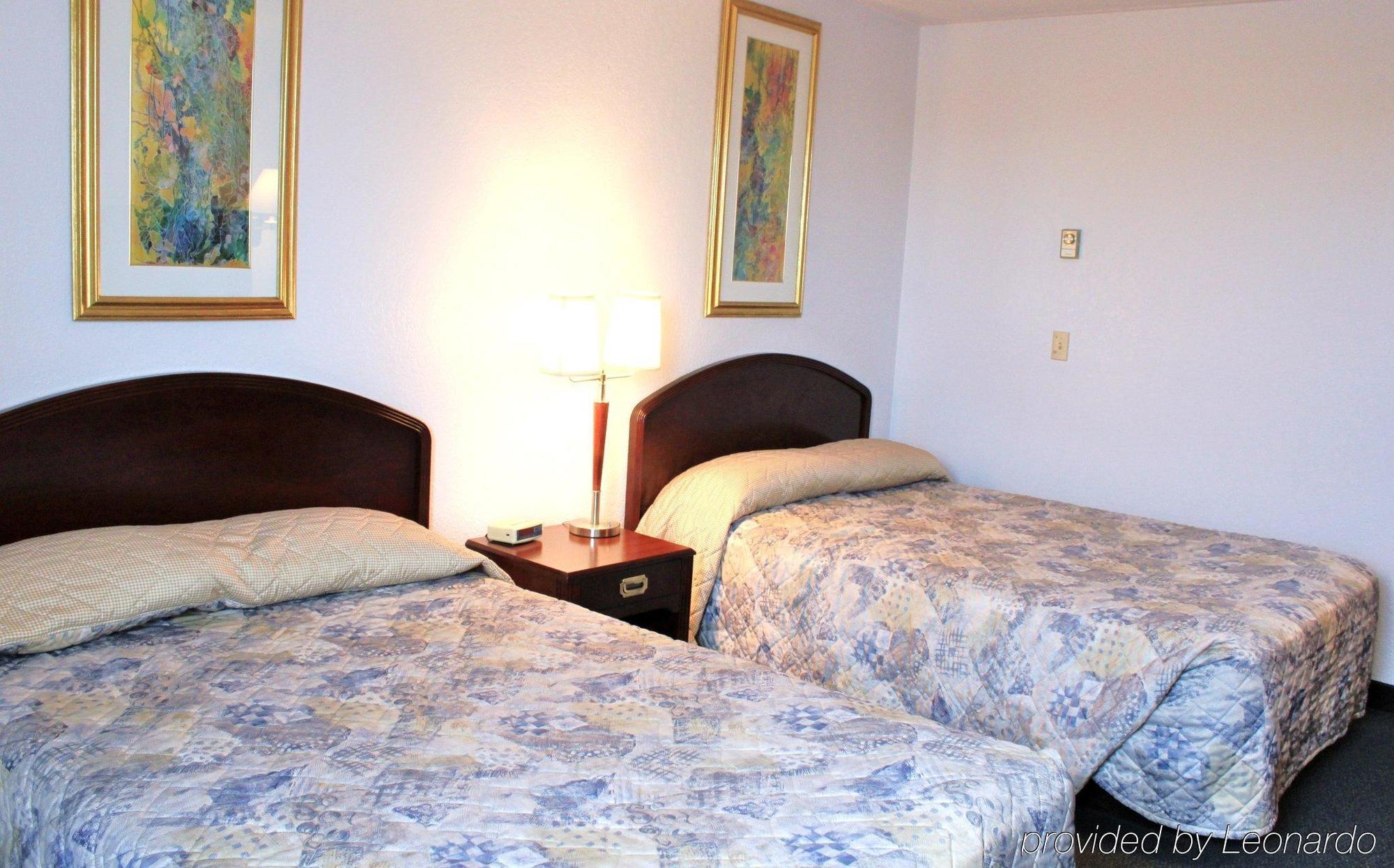 Emerald & Airport Hotel 2*