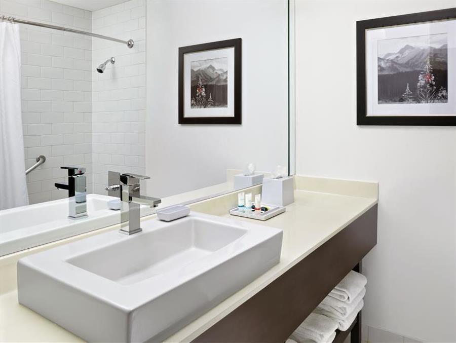 Four Points By Sheraton & West Hotel