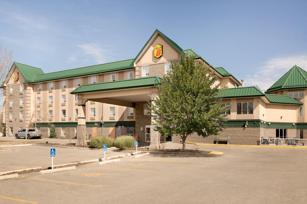 Super 8 By Wyndham Shawnessy Area Hotel 3*