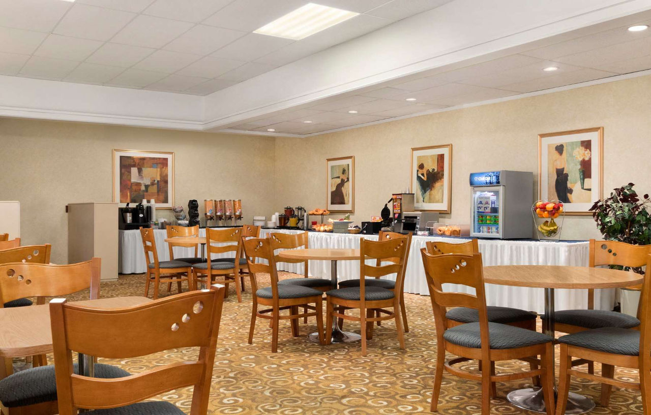 Hotel Emerald & Airport